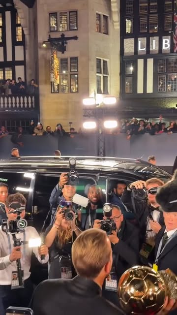 ⚽🎖️ ¡ASÍ SE RETIRÓ HARRY KANE TRAS RECIBIR EL BALÓN DE ORO! El delantero inglés, que anotó 73 goles en la temporada entre Bayern Múnich y la Selección de Inglaterra, se llevó el reconocido galardón que otorga la revi…