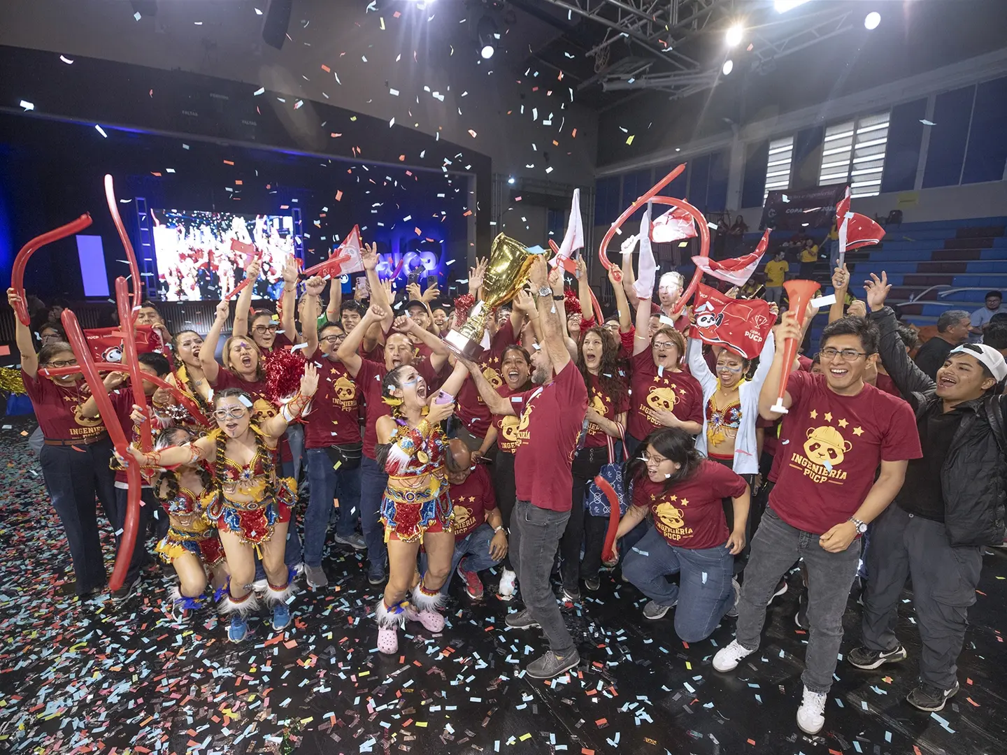 La Copa PUCP 2026 reunió a trabajadores de distintas áreas en semanas de competencia, compañerismo y espíritu deportivo. El equipo Guinda (Facultad de Ciencias e Ingeniería y Departamento de Ingeniería) se coronó camp…