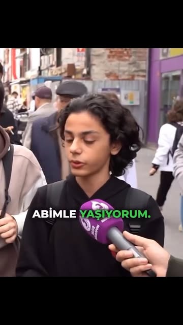 Bir sokak röportajı izledim, hala aklımdan çıkmıyor. Mikrofona konuşan, sırtında okul çantası olan bi çocuk. Annesi ve abisiyle yaşıyormuş. İkisi de onu okutabilmek için çalışıyormuş. Annesi sabah çıkıp akşam dönüyorm…