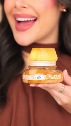PUDIM PRA COMER OU PRA PASSAR? 🍮 🤎 As texturas dessa linha são um acontecimento... a grávida aqui ficou com vontade de comer 😂 A edição limitada de Pudim da @loccitaneaubresil com Leite Moça Nestlé tem esses 4 prod…