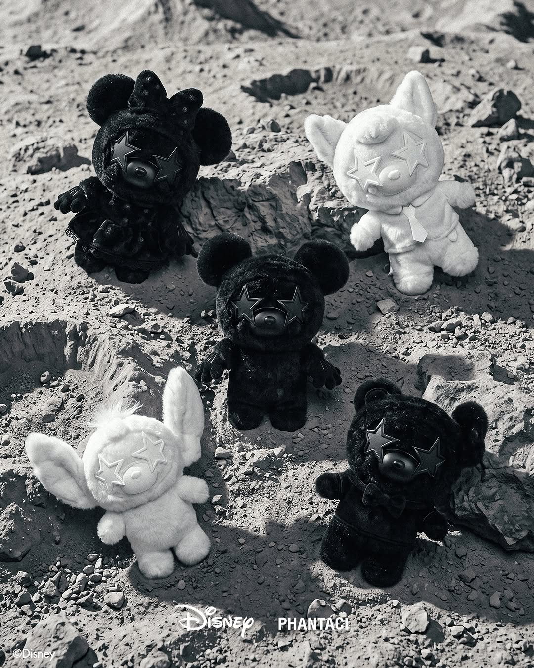 PHANTABEAR 變裝登場 💖✨ 換上多款迪士尼人氣角色裝扮，直接把萌度酷感通通拉滿 💥 🖤8款 BLACK / WHITE 經典基本款 💗2款 PINK Limited Edition 限量隱藏款 Disney | PHANTACI PHANTABEAR毛絨掛件 Black n’ White 準備好迎接 PHANTA BEAR 的全新模樣了嗎？🐻✨ ⏰2026/10/30 12:00 正式發售 📍PHANTACI…