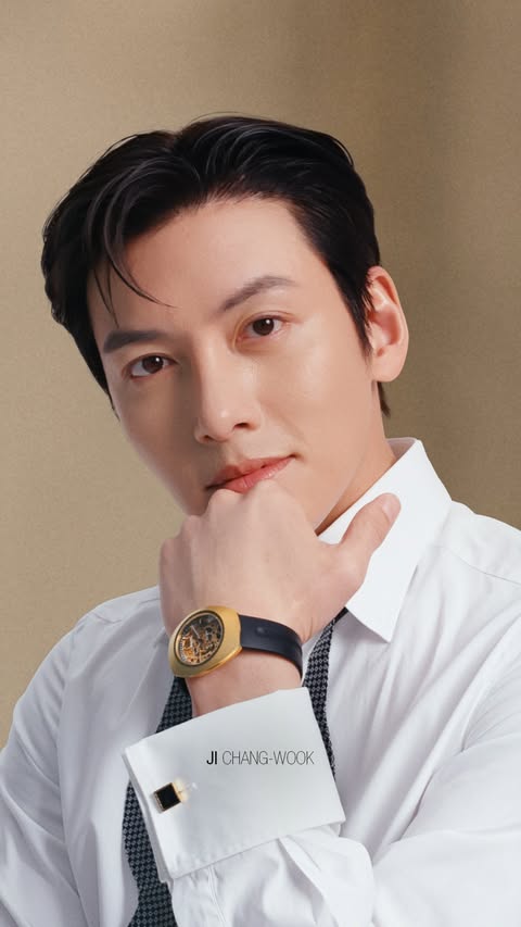 Ji Chang-wook needs nothing more than the DiaStar Original Skeleton to make a statement. Two icons. One unmistakable presence.​ #Rado #RadoDiaStarOriginal #RadoxJiChangWook #MasterOfMaterials #Feelit​