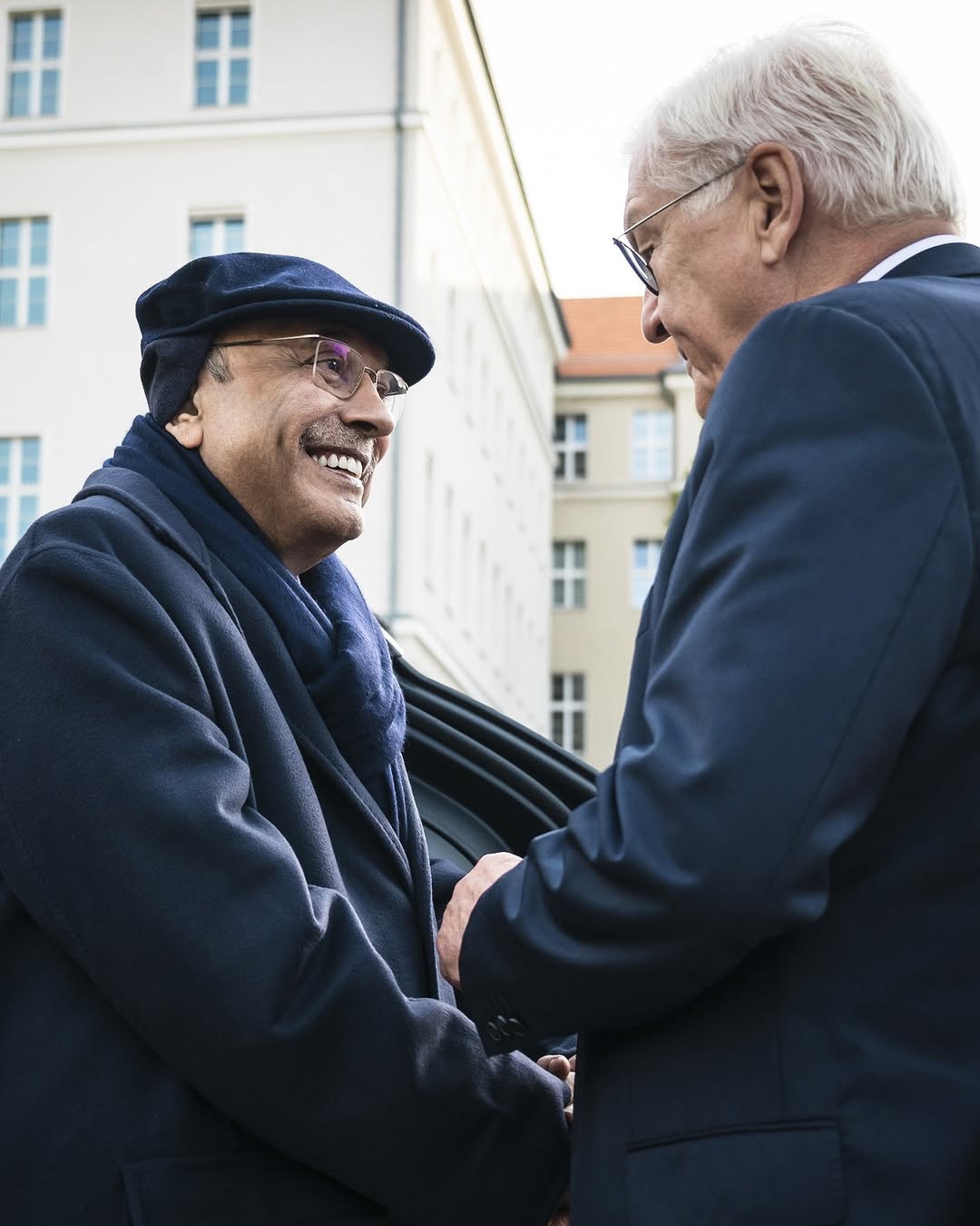 Bundespräsident Steinmeier hat heute den pakistanischen Präsidenten Asif Ali Zardari mit militärischen Ehren in Berlin empfangen. Der Besuch fällt in ein besonderes Jahr: Seit 75 Jahren verbinden Deutschland und Pakis…