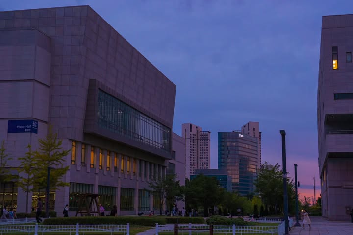 가을빛으로 물드는 송도의 밤 사진 | YCAM 유현진 #연세대 #국제캠퍼스 #캠퍼스풍경 #yonsei #연세