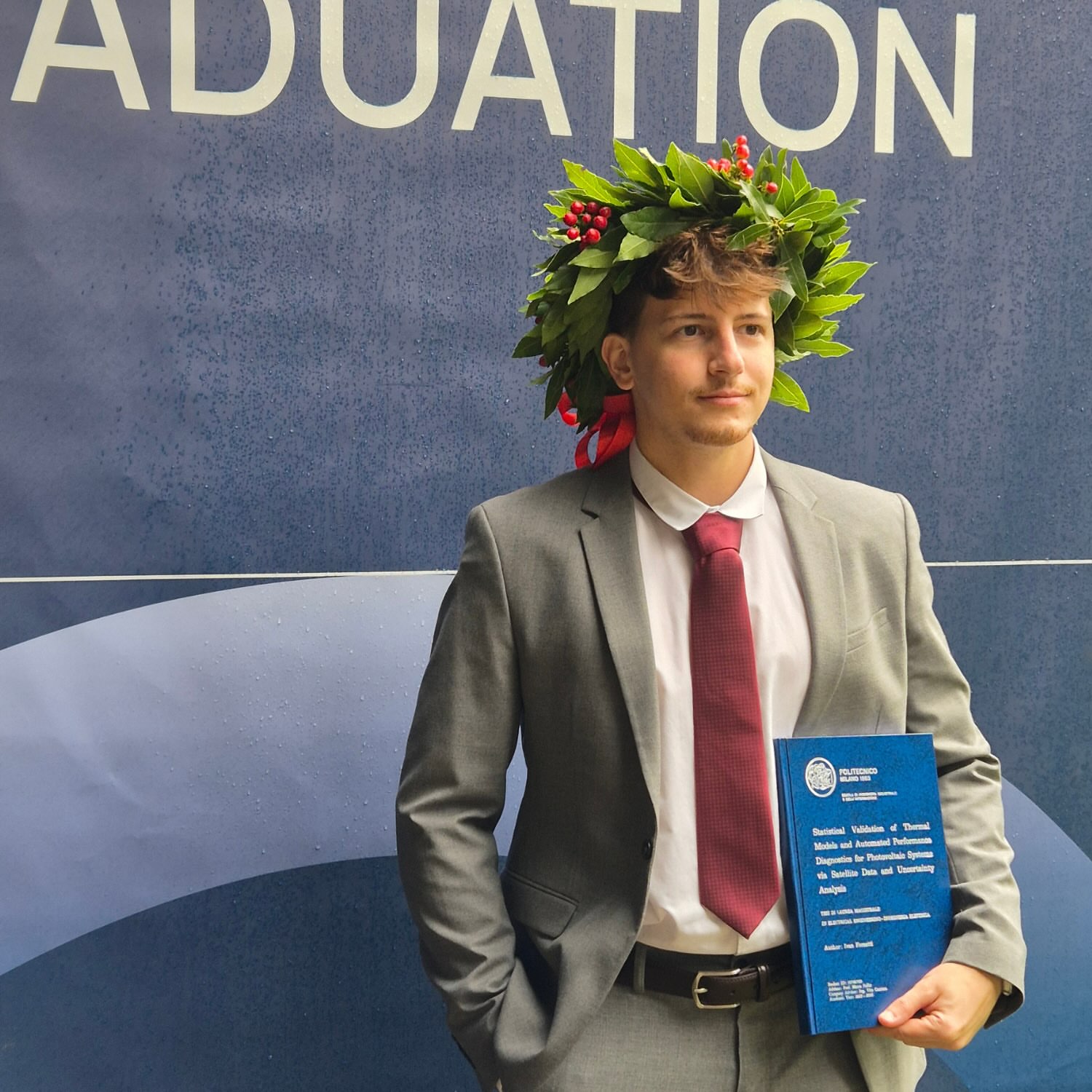La pioggia non era prevista nel programma delle lauree, ma pare porti fortuna. E così, tra ombrelli, proclamazioni e festeggiamenti, il Politecnico di Milano ha celebrato le sue nuove laureate e i suoi nuovi laureati,…