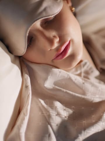 LE ROSE – New 31 LE ROUGE Lip Balm. 7:00 a.m. Inside the Coco Chanel Suite at the Ritz Hotel Paris, morning drifts in like a lingering dream. LE ROSE is as soft and unforgettable as a restful night’s sleep, leaving a …
