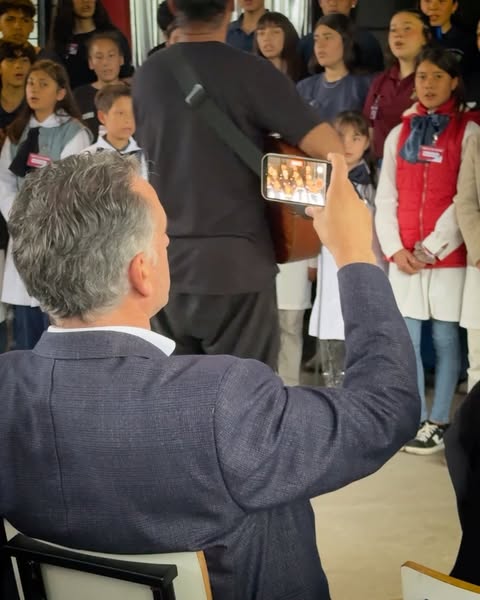 En la inauguración del nuevo Liceo Rural de San Antonio en Salto, escuchando al coro de estudiantes de Primaria, Secundaria y UTU cantar una canción de Rada… La vida siempre encuentra la manera de superar la ausencia.…