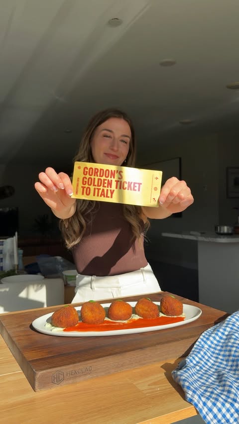 Making Nduja arancini with a basil whipped ricotta in honour of HexClad’s Sweepstakes!!🤭🌿✨ The grand prize will include: First class flight + stay in Italy 🛫🇮🇹 VIP visit of several tourist attractions✨ Private an…