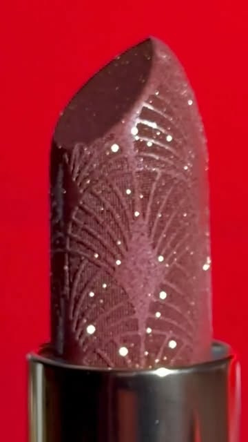 We love a sparkling lip for the holidays — and we know you do too✨💋 Say hello to Sparkle Statement Sparkling Lipstick: raspberry-enriched, moisturising and packed with reflective pearls for a radiant, sophisticated s…