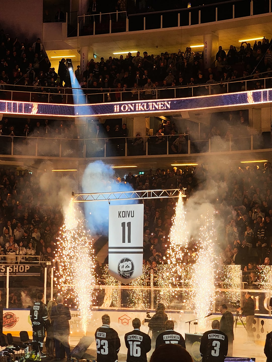 Legendan, Saku Koivun numero 11 jäädytettiin ja nostettiin tänään areenan kattoon Turussa. Saku on hieno urheilija ja esikuva. En päässyt paikalle, mutta poika otti kuvan ja halusin sen jakaa. On ollut kunnia tutustua…
