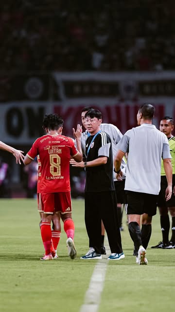 𝗕𝗘𝗡𝗖𝗛 𝗖𝗔𝗠!! 🎬 Euforia lima gol Macan Kemayoran terekam dari pinggir lapangan. Intip keseruannya di Bench Cam Persija TV! #BRISuperLeague #Persija