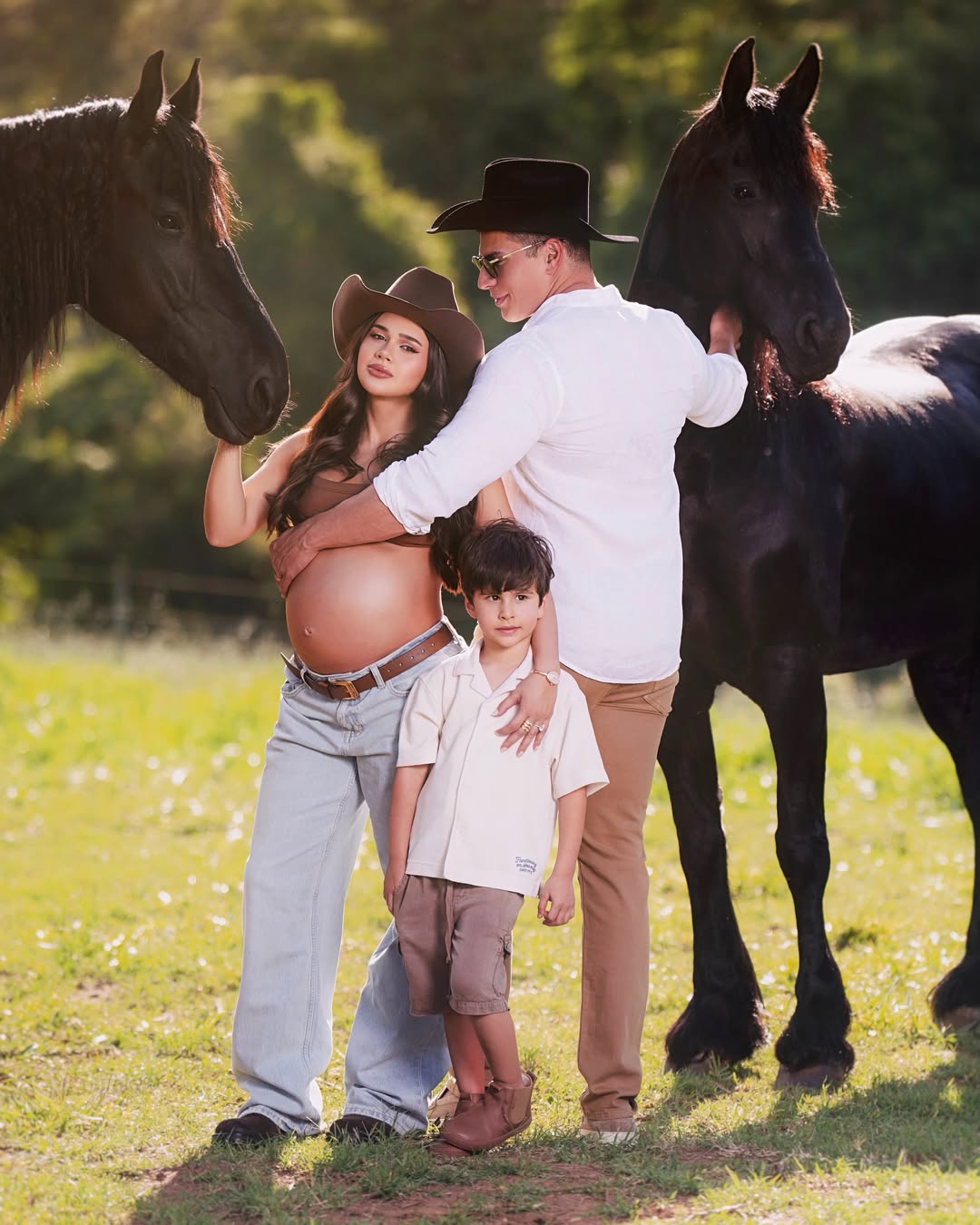 Zara, você tem pais e um irmão que te amam INFINITO e sonharam muito com você… Você já sente, mas logo vai descobrir que aqui amor nunca vai te faltar. Tá tudo pronto pra você chegar, minha linda. Vemmm 🤰🏻🐴💖