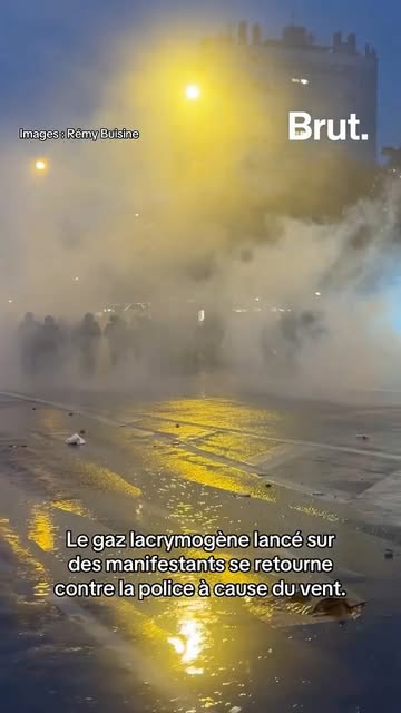 Le gaz lacrymogène lancé sur des manifestants se retourne contre la police à cause du vent.