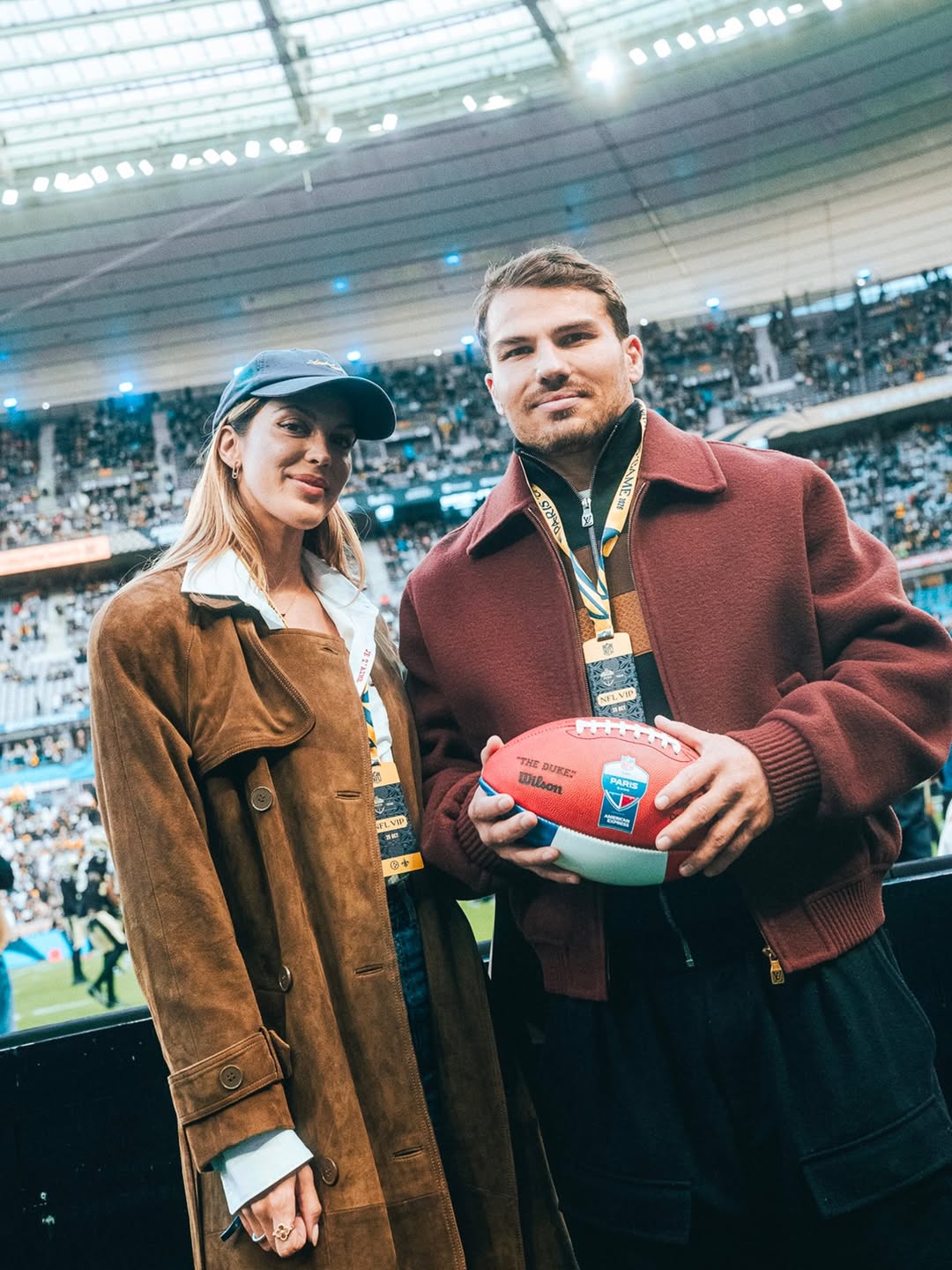@antoinedupont9 a répondu présent pour le NFL Paris Game 🏉