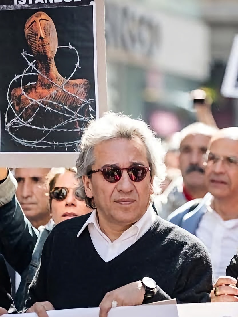 Az yürümedik o yollarda, “Basın susturulamaz” diye diye… Azaldık günden güne… Yine de, bugün uzakta olsak da yüreğimiz, hapisteki gazetecilerle, kapatılan kanallarla, yürüyen meslektaşlarımızla birlikte atıyor.