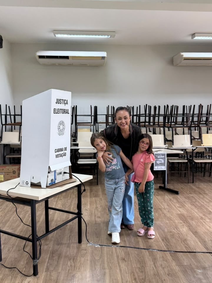 Olhem, minhas pequenas. É assim que exercemos nosso poder de escolha de tempos em tempos. Cada voto tem o mesmo peso, o mesmo valor. Essa é uma festa da democracia e vocês logo participarão.