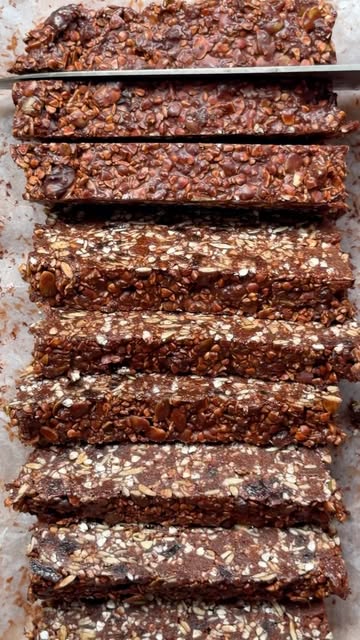 💖💖ULTIMATE ROCKY ROAD BITES💖💖 Healthy eating has never been about all or nothing here at Deliciously Ella, it should never be restrictive or dogmatic. And these no-bake rocky road bites are the perfect example of …