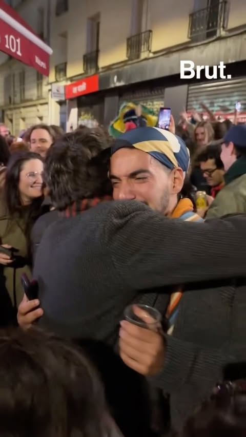 La fête à Paris Lula remporte la présidentielle face à Bolsonaro avec 51,75% des voix. Et si vous voulez suivre l’actualité du Brésil, vue du Brésil ça se passe ici @brut.brasil 👀