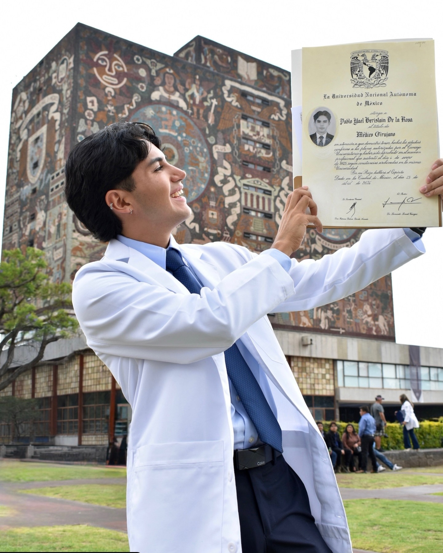 ¡#UnGOYApara Yael Beristain, médico Puma que posa feliz junto a su título universitario! 💙💛 ¿Cuál fue tu momento más preciado en tu camino por la UNAM? Tú, como él, compártelo en forma de #RetratoPuma.
