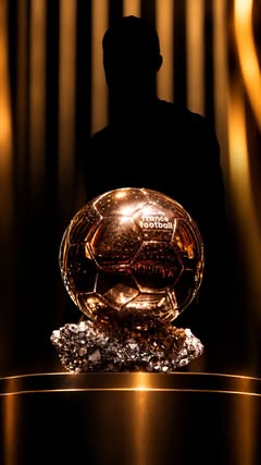 ⁨ 🏆✨ من تتوقع أن يتوّج بجائزة الكرة الذهبية اليوم؟ 👀⚽️ #BallonDor⁩