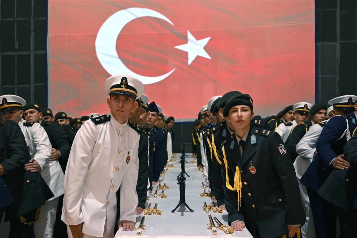 Milli Savunma Üniversitesi Kara, Deniz ve Hava Harp Okullarını kazanarak intibak eğitimini tamamlayan ikinci grup adaylar, Yabancı Diller Yüksekokulu Kuleli Yerleşkesinde gerçekleştirilen törende ant içerek askeri öğr…