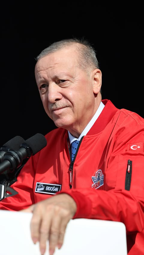 Savunma sanayimizle; kendi mühendislerimizin, yazılımcılarımızın, teknisyenlerimizin hayata geçirdiği projelerle iftihar ediyoruz. Her birinin arkasında büyük emek olan bu teknolojilerin tamamıyla kıvanç duyuyoruz.
