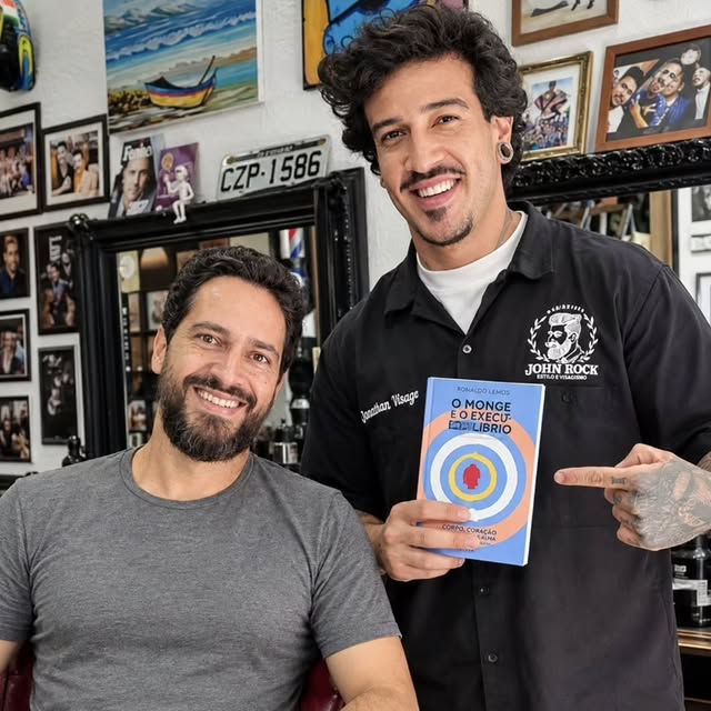 Fui cortar o cabelo com os melhores visagistas e barbeiros de SP @jonathan.visage e @thiagorock.oficial na @johnrockbarbearia e qual não foi a minha surpresa de ver que estão lendo 𝗢 𝗠𝗼𝗻𝗴𝗲, 𝗼 𝗜𝗼𝗴𝘂𝗲 𝗲 𝗼 �…