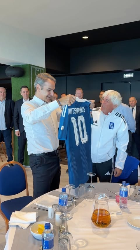 Με την Εθνική μας Ομάδα Ποδοσφαίρου! Μια ομάδα που έχει παρόν, έχει μέλλον, αλλά κυρίως μια ομάδα δεμένη και αγαπημένη.