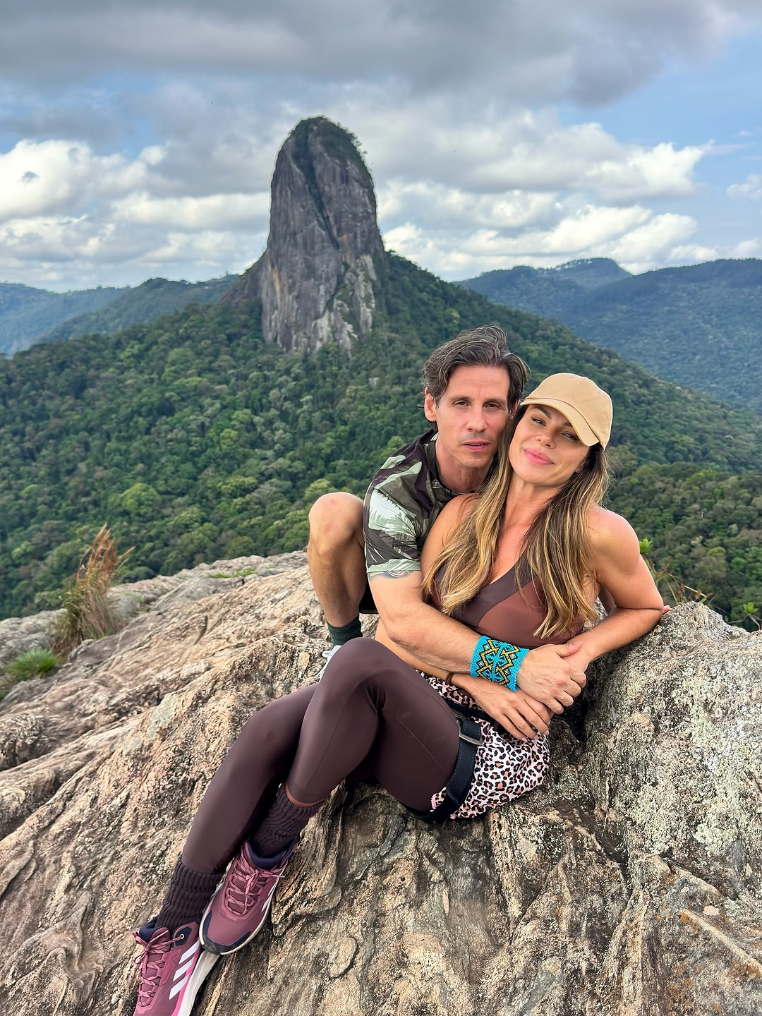 Fugimos da correria de São Paulo para respirar o ar puro do mato numa cidadezinha bucólica a 3 horas e meia de São Paulo , chamada São Bento do Sapucaí e claro caímos na trilha pra subir a Pedra Ana Chata e curtir uma…