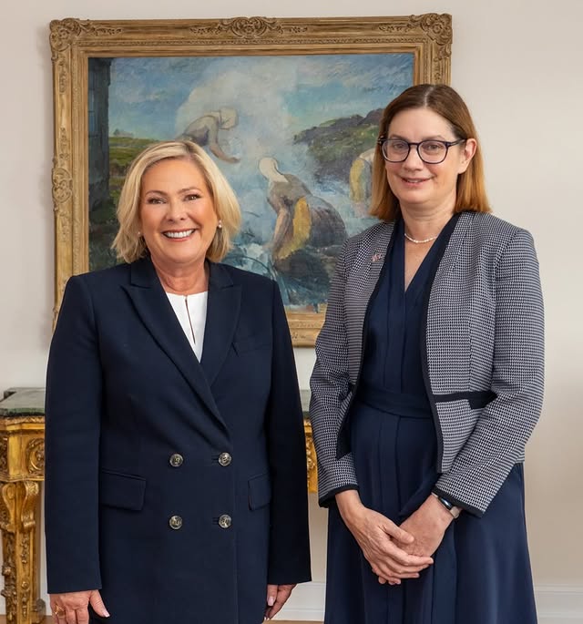 Það er ekki á hverjum degi sem nýr erlendur sendiherra afhendir trúnaðarbréf sitt á Bessastöðum – og gerir það á fullkominni íslensku! 🇮🇸🇬🇧 Jane Stevens, nýr sendiherra Bretlands á Íslandi, hefur sterk tengsl við …
