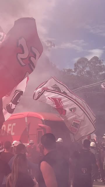 QUE RECEPÇÃO!!! VAMOS 🇾🇪🇾🇪🇾🇪🤩 #FutebolFemininoTricolor #VamosSãoPaulo 🇾🇪