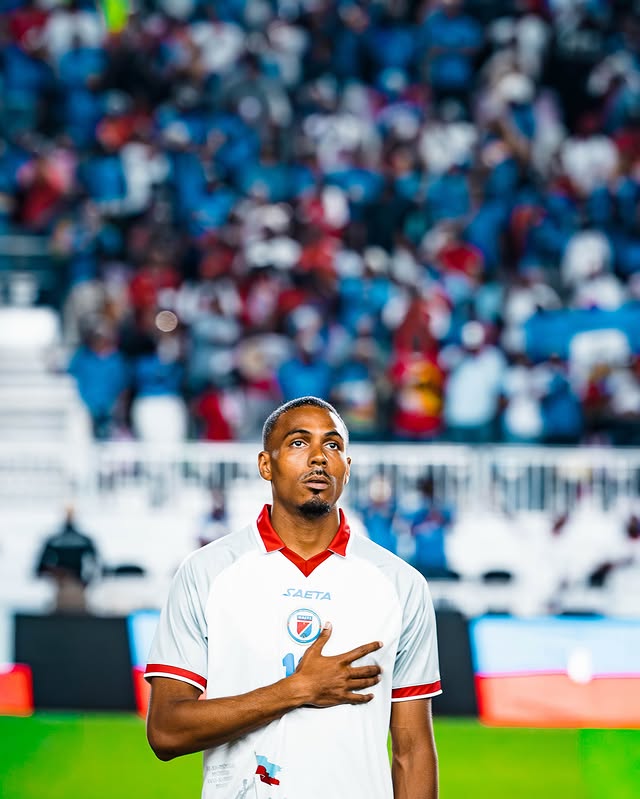 Représenter Haïti dépasse le football. C’est porter une histoire, une identité, une culture et les espoirs de tout un peuple. C’est mesurer le privilège de défendre ses couleurs et la responsabilité qui l’accompagne. …