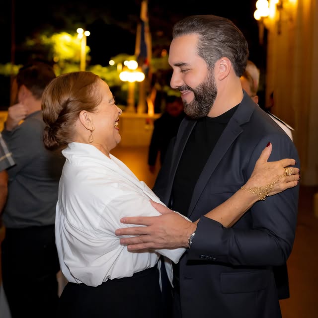Feliz cumpleaños mami! Te amo! ❤️