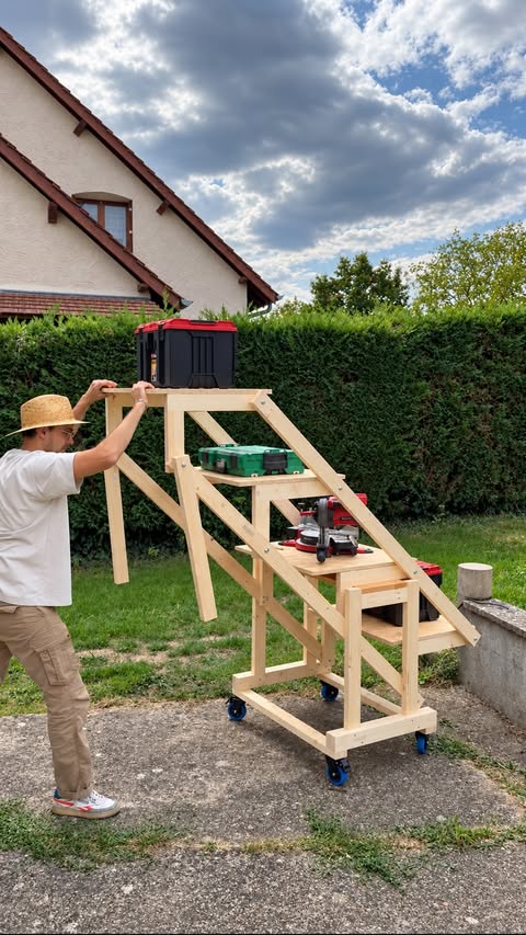 Tu as déjà vu ça ? 😲 Collaboration commerciale Combiner un établi de plus de 2 m avec une étagère à 4 niveaux ? C’est possible ! 🔨 ✅ Besoin du croquis et de la liste du matériel que l’on a utilisé ? Commente avec le…