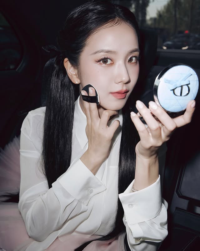 Jisoo getting ready with Dior Beauty for the Dior Summer 2027 Women’s Show, using Rouge Dior On Stage Ink Blur and Forever Cushion. Photo by @Sooyaaa__ Makeup by @hh3116 #DiorBeauty