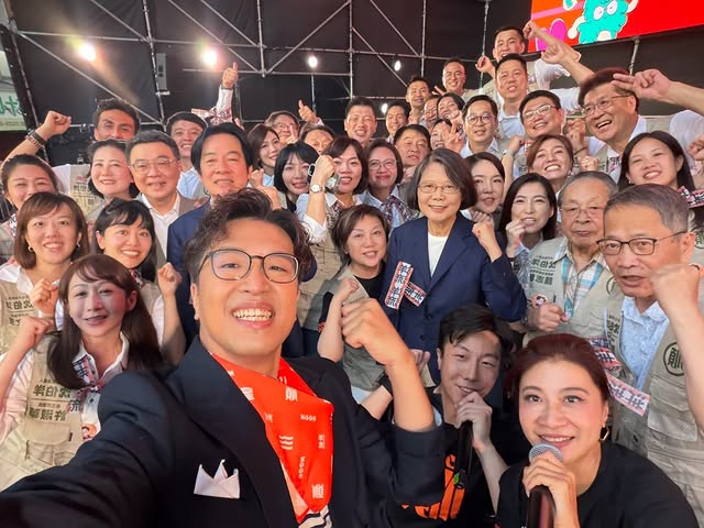 我提名沈伯洋，就是要他為台北拿下勝利！ 今天在伯洋的台北競總成立大會，我再次告訴他：「你讚啦！你沒問題啦！」 這陣子，伯洋走遍台北各行政區、到市場和廟埕聽市民的聲音，連不同立場的提問也認真回答。伯洋用行動讓大家看見，他把市民放在第一位，也願意好好談台北的未來。 台北值得一位更好的市長。11月28日拜託大家一起支持沈伯洋，讓他的願景與市政藍圖，在台北實現！
