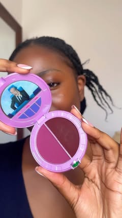 🇫🇷 Tu rêvais de voir le Compoudrier dans sa teinte Secret Weapon ? Et voici Martin.e 👀 Vite : plus que 24H pour le précommander et l’ajouter à ta mallette de Spy 💜 🇬🇧 Ever wondered what the Compowder in its Secr…