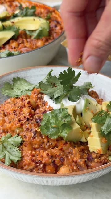 ♥️ULTIMATE QUINOA CHILLI♥️ We can’t think of many better things to make on a Sunday ahead of a busy week. This quinoa chilli is hearty, comforting and packed with fibre and plant-based protein, with quinoa adding a lo…