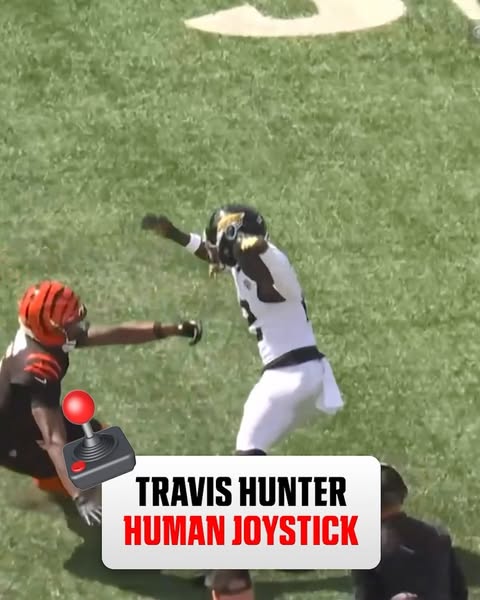 Imagine if this play counted 🔥 Hunter’s INT was called back after the Jaguars were called for roughing the passer. (via @nfloncbs) #nflfootball