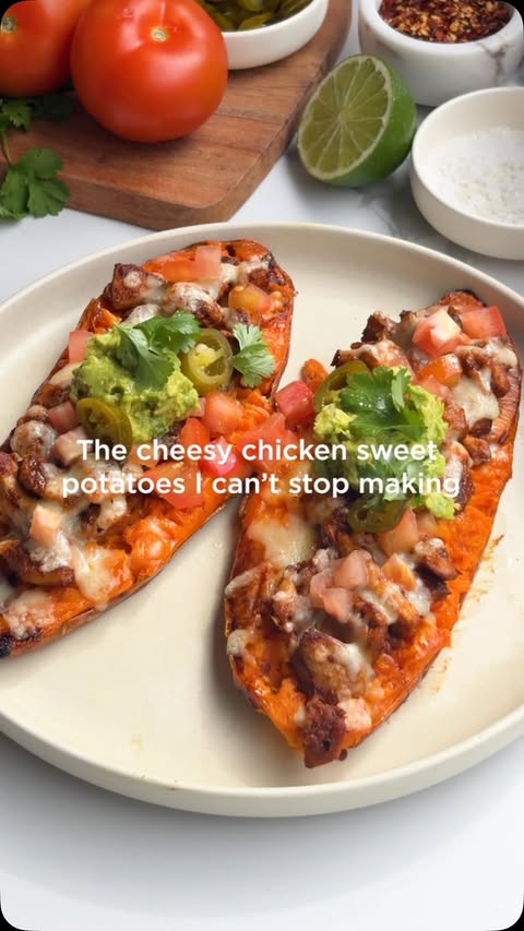 CHEESY CHICKEN SWEET POTATOES ✨ Loaded sweet potatoes are one of my go-to dinners! So satisfying and the flavor options are endless. Right now I am loving this cheesy chicken version - caramelized sweet potato, spiced…