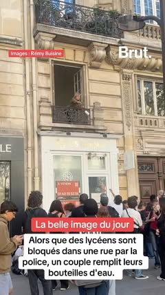 À Paris (11, proche Bastille) Alors que des lycéens sont bloqués dans une rue par la police pendant 1H30 dans une nasse après une manifestation , un couple remplit leurs bouteilles d’eau.