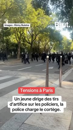 Un jeune dirige des tirs d’artifice sur les policiers, la police charge le cortège à Paris (12e)