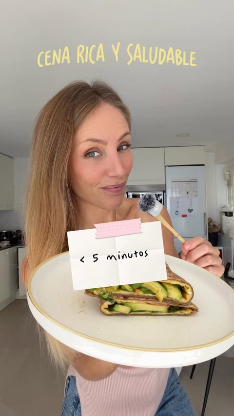Cena híper fácil en 5 minutos 🍅🥑 Pon unas rodajas de tomate en una sartén y añade huevo batido con sal y pimienta. Agrega un poco de mozzarella y coloca encima una tortilla de wrap integral Realfooding. Cuando esté …