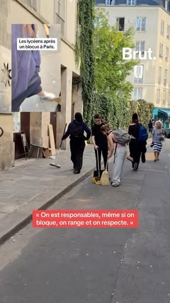 Après le blocus, les lycéens nettoient le quartier et rangent les poubelles utilisées pour le blocage. Images @remybuisine