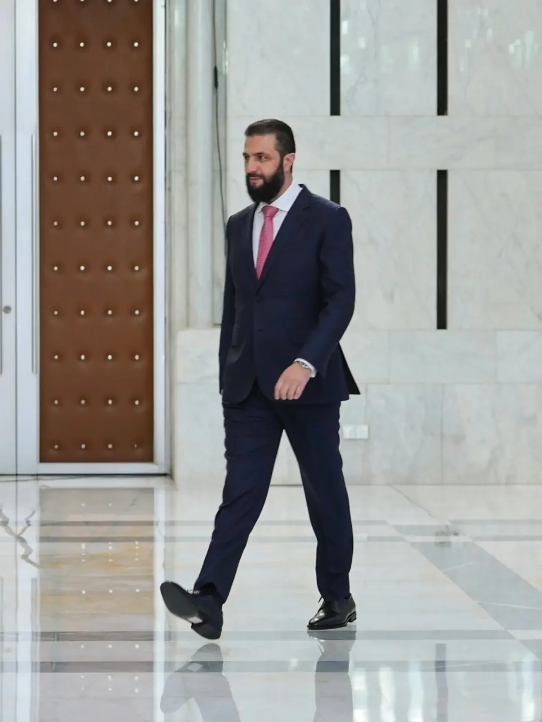 شهد فخامة السيد الرئيس أحمد الشرع اليوم في قصر الشعب بدمشق مراسم توقيع اتفاق إطاري لتطوير وإنشاء تجمعات عمرانية وسياحية بين وزارة الأشغال العامة والإسكان ووزارة السياحة وشركة إيجل هيلز العقارية، بحضور عدد من الوزراء و…