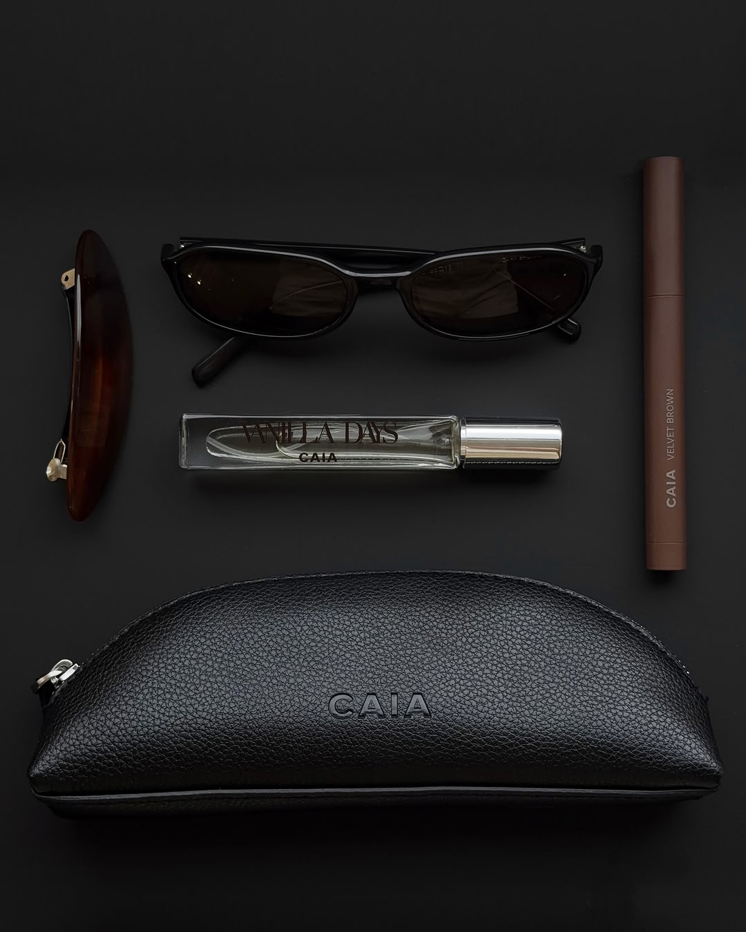 Meet our Half Moon bags in black 🖤 Your favorite toiletry bags are back, now in a new color and three sizes for everything from your daily must-haves to your full routine.