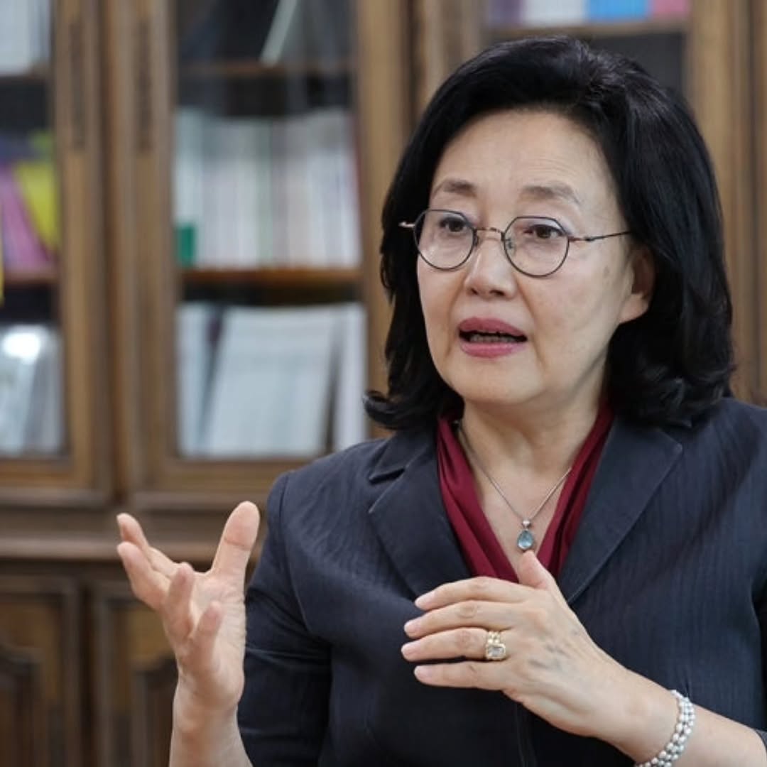 박영선 前 중기부 장관 “급변하는 AI 시대 ‘패스트 팔로어’로는 생존 못 해” 정부 명확한 정책적 정체성 필요 “韓 AI 정책, 컨트롤타워 불분명 제조업 숙련 노동자 경험은 ‘자산’ 한국의 강점 살려 데이터화해야” “‘패스트 팔로어’(신제품·기술 추종 전략)로는 인공지능(AI) 시대에 살아남을 수 없습니다.” 지난달 29일 국회 의원회관 내 여성의정 사무실에서 만난 박영선 전 중소벤처…