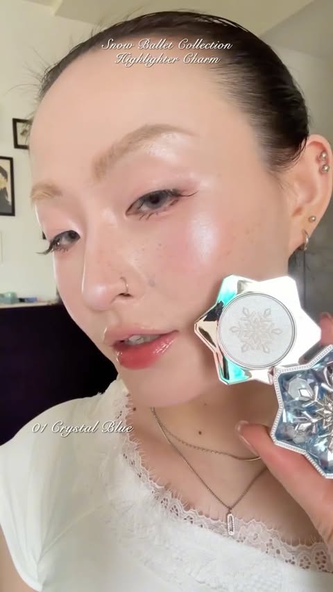 POV: you found a tiny starflake that turns into a seriously sparkly highlighter. 🦢❄️ Meet the Highlighter Charm from Snow Ballet, available in 01 Crystal Blue and 02 Crystal Pink. Finely milled, silky on the skin, wi…