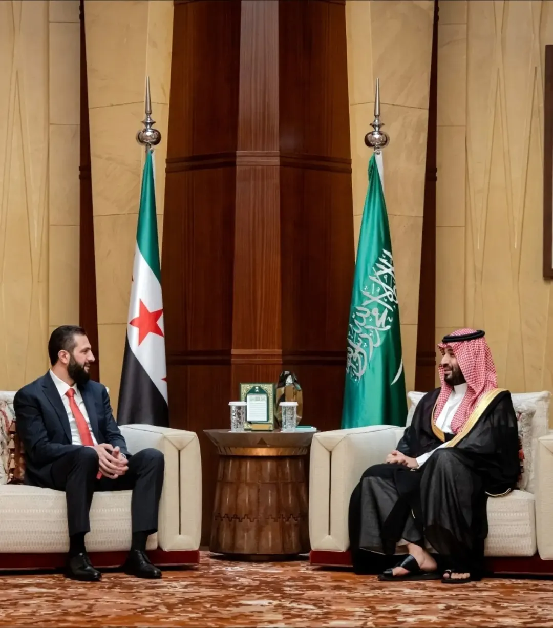 التقى السيد الرئيس أحمد الشرع اليوم في الرياض صاحب السمو الملكي الأمير محمد بن سلمان آل سعود، ولي العهد رئيس مجلس الوزراء في المملكة العربية السعودية، بحضور وزير الخارجية والمغتربين أسعد الشيباني. وبحث الجانبان العلاق…