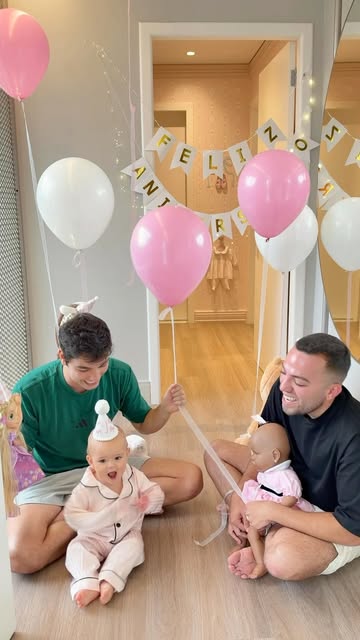Filha, hoje vc completa 1 aninho! Tem noção de que nossa vida mudou completamente de uma forma tão maravilhosa que nunca conseguiremos explicar em palavras, apenas sentir! Te amamos meu amor, nossa princesuda. A maior…